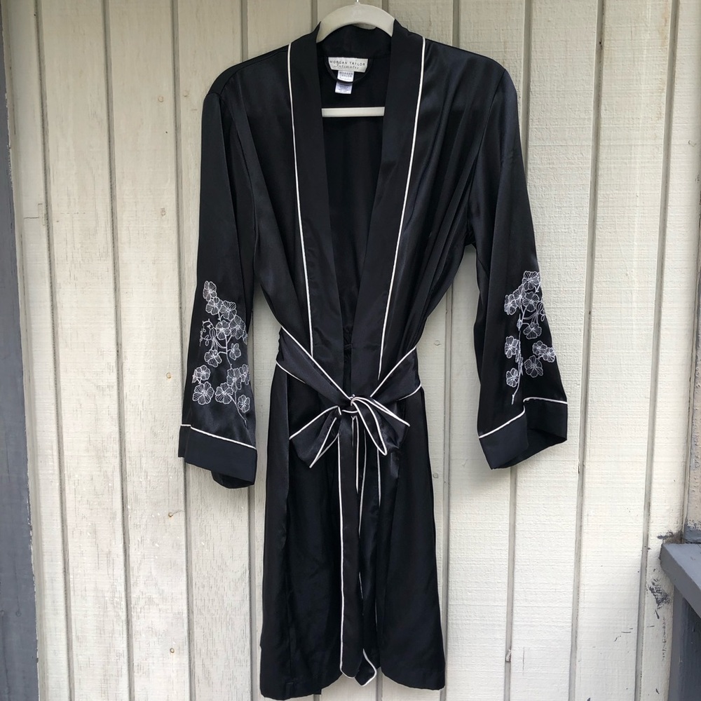 Morgan Taylor Intimates Floral Embroidered Beaded Black Satin White Trim Robe M